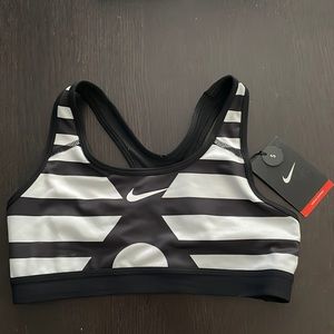 Black and white Nike medium support sports bra
